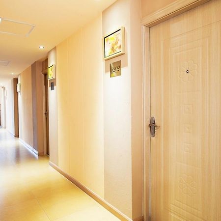 D Day Suite Bangkok Bagian luar foto