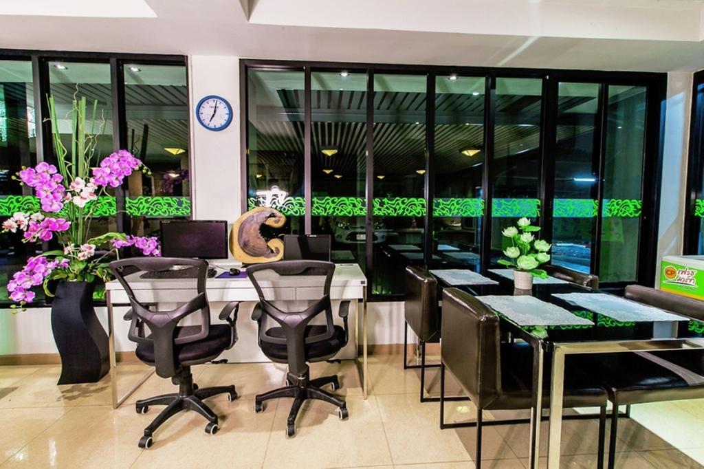 D Day Suite Bangkok Bagian luar foto