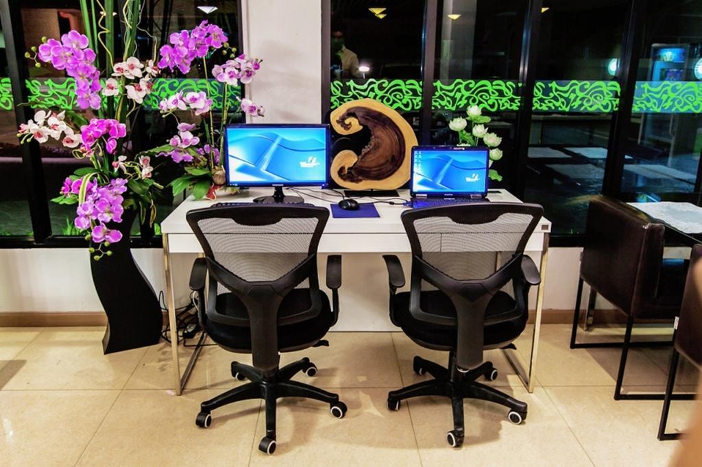D Day Suite Bangkok Bagian luar foto