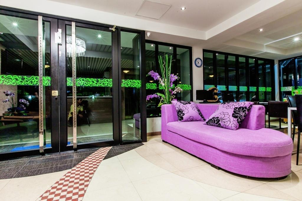 D Day Suite Bangkok Bagian luar foto